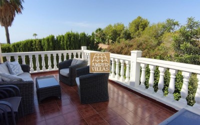Spacious villa with guest apartment within short distance of the center of Altea la Vella.